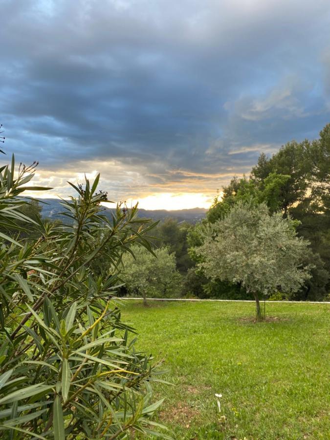 La Maison Perchee Auriol Luaran gambar